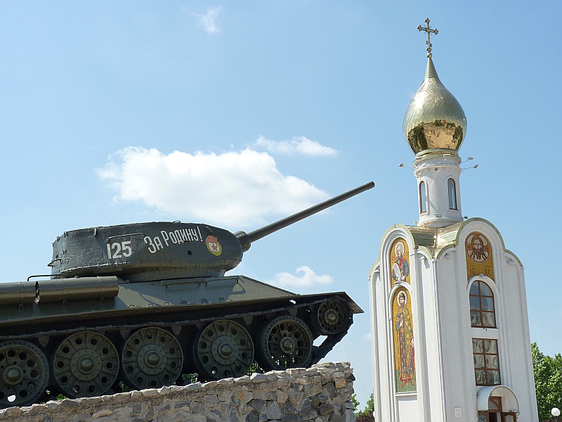 Piedņestras galvaspilsētā Tiraspolē pareizticība sadzīvo ar militāro simboliku.