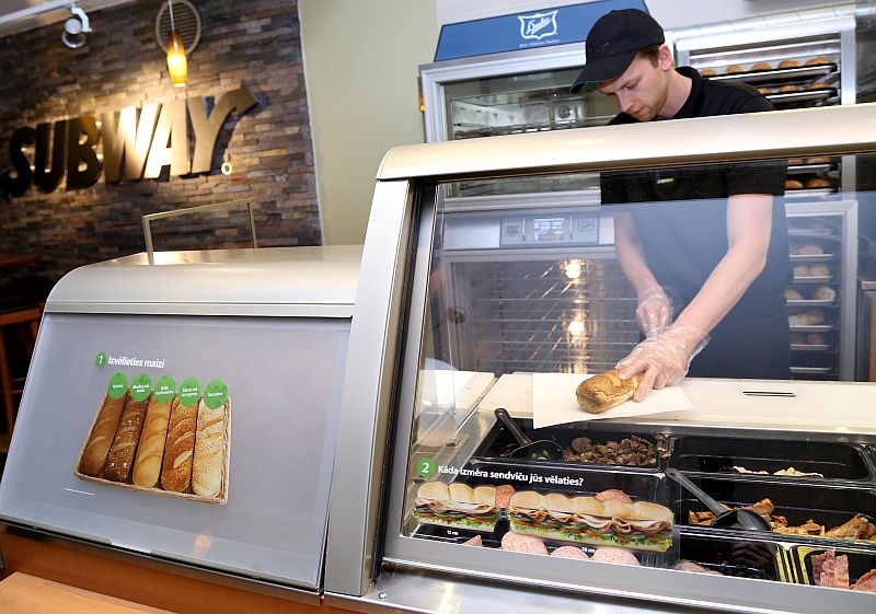 Sviestmaizes pagatavošana ātrās ēdināšanas restorānu ķēdes “Subway” ēdināšanas iestādē.