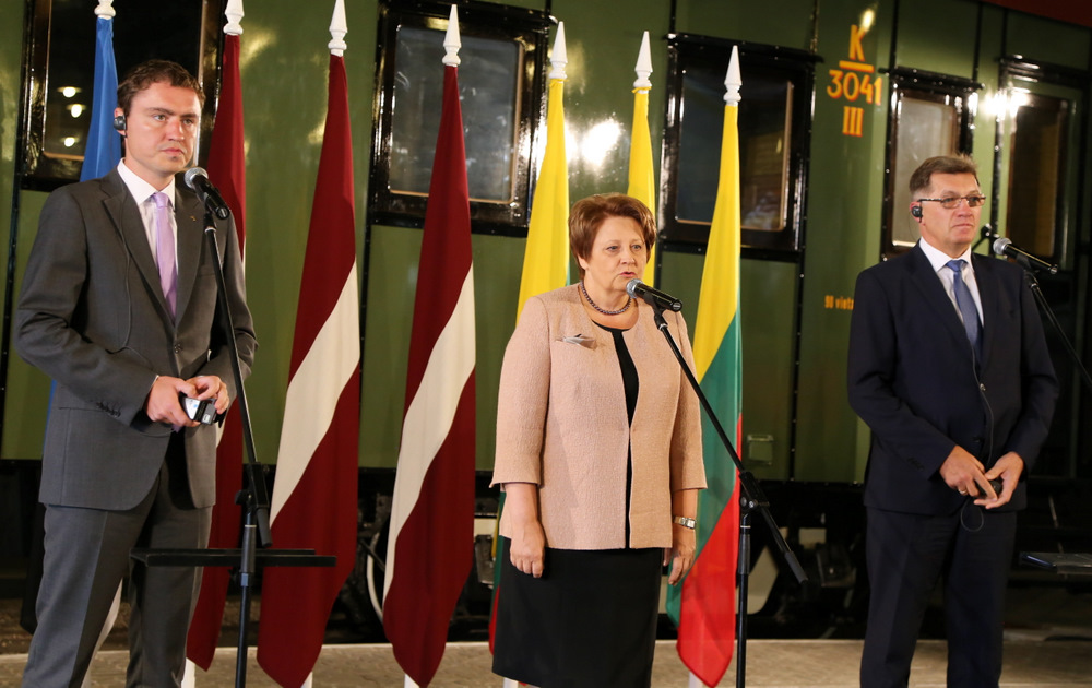 Igaunijas premjerministrs TÄvi Reivass (no kreisÄs), Latvijas Ministru prezidente Laimdota Straujuma un Lietuvas premjerministrs Aļģirds ButkeviÄs piedalÄs preses konferencÄ“ un “Rail Baltica” projekta prezentÄcijÄ.