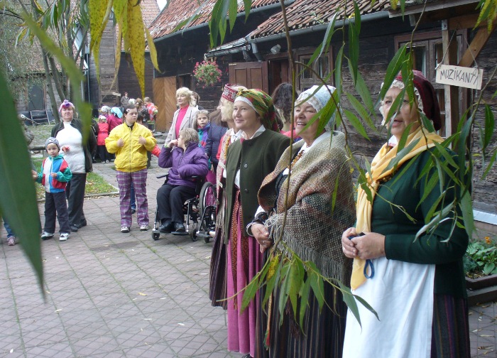 Vieni no kultūras zīmes saņēmējiem – folkloras grupa “Atštaukas” (Liepāja).