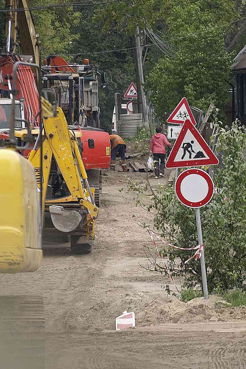 Brūžu iela. Ceļš uz bērnudārzu. Pilsētai piederošs neapbūvēts laukums krustojumā ar Jomas ielu pārvērsts par tehnikas noliktavu un atlikumu izgāztuvi.