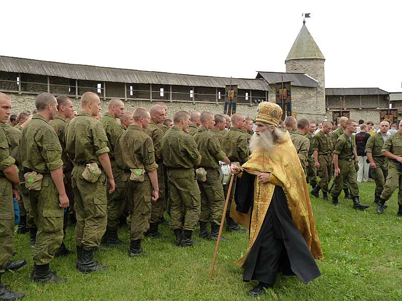 Brīvdabas dievkalpojums desanta divīzijas karavīriem Pleskavas kremlī.