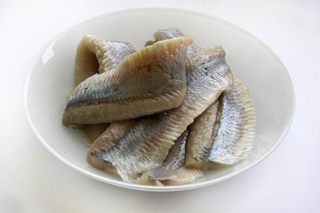 Labai smadzeņu darbībai vajadzīgi arī tauki – neaizvietojamās omega 3 un omega 6 taukskābes, īpaši jau omega 3, kas parasti uzturā ir par maz. Tās, līdzīgi kā vitamīnus un minerālvielas, organisms nespēj pats sintezēt, tādēļ nepieciešams uzņemt ar uzturu. Tās varam uzņemt, ja baudām treknās zivis – siļķi, lasi un citas.