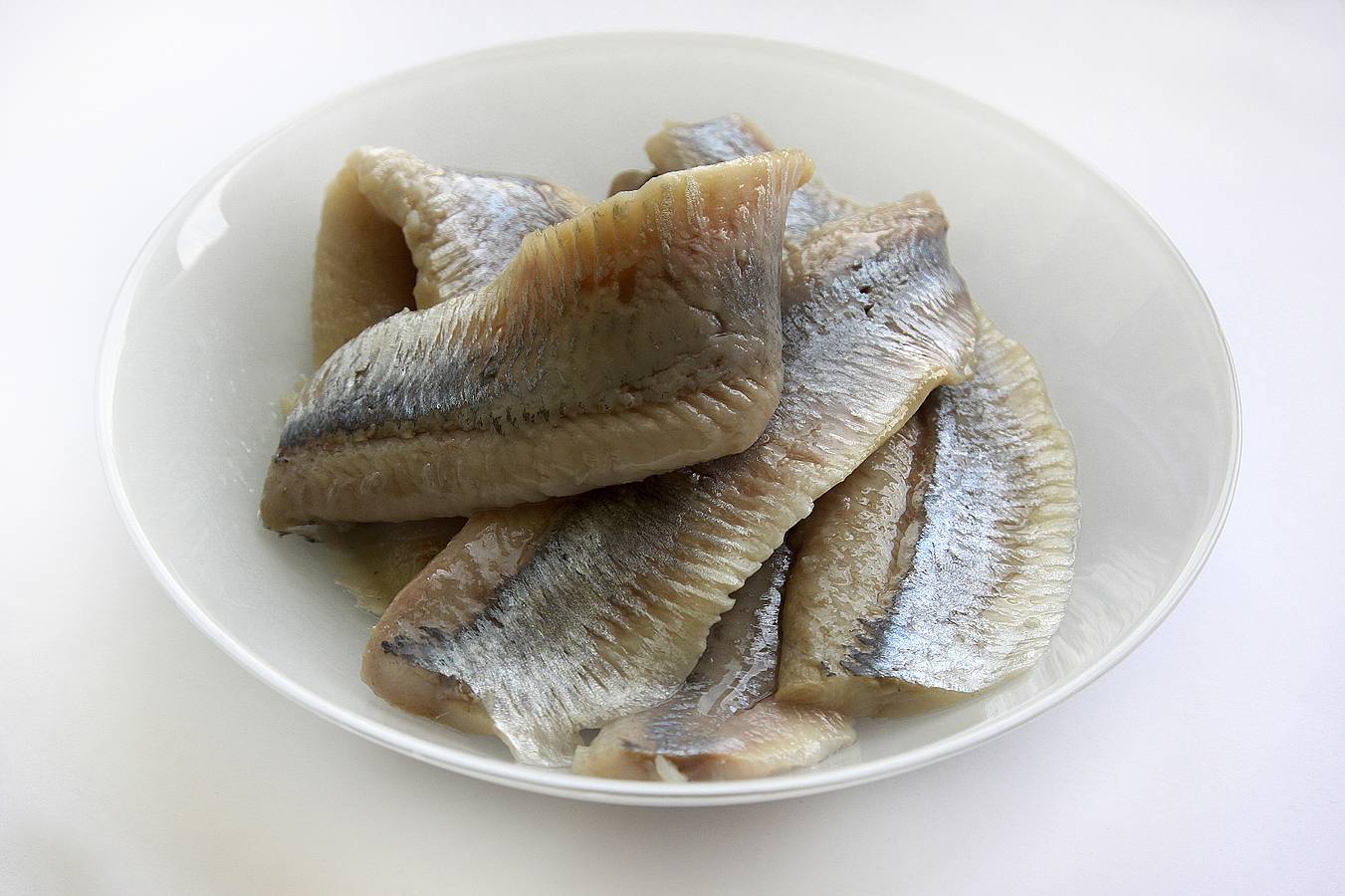 Labai smadzeņu darbībai vajadzīgi arī tauki – neaizvietojamās omega 3 un omega 6 taukskābes, īpaši jau omega 3, kas parasti uzturā ir par maz. Tās, līdzīgi kā vitamīnus un minerālvielas, organisms nespēj pats sintezēt, tādēļ nepieciešams uzņemt ar uzturu. Tās varam uzņemt, ja baudām treknās zivis – siļķi, lasi un citas.
