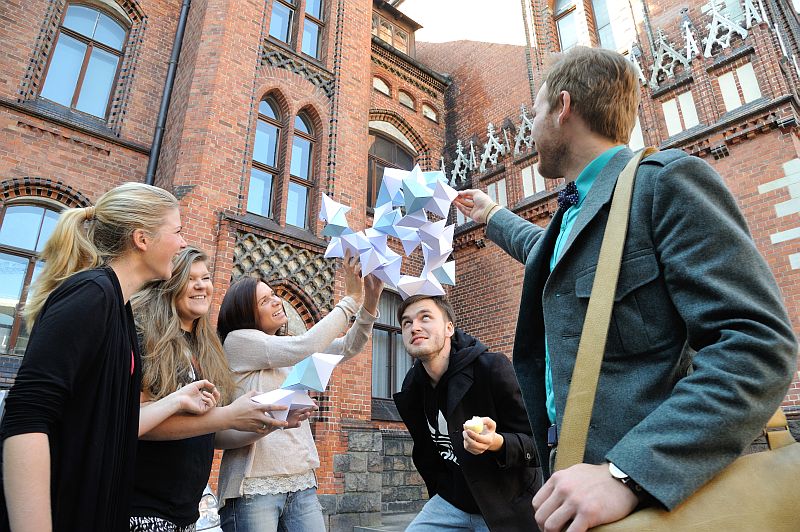 Latvijas Mākslas akadēmijas Dizaina nodaļas funkcionālā dizaina apakšnozares 2. kursa studenti (no kreisās) Lāsma Ločmele, Karīna Vītiņa, Līva Drīliņa, Kristaps Brerzinskis un Dāvids Prols ir apņēmības pilni turpināt Latvijas dizaina panākumus nākotnē.