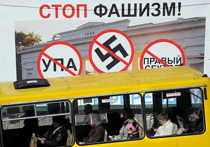Ukrainai piederošajā Krimas pussalā, kuru anektēja Krievija, jau martā parādījās plakāti, aicinot “apturēt fašismu”, proti, Ukrainas valdību. Krievijas valsts kontrolētajos medijos konflikts Ukrainā joprojām tiek dēvēts par cīņu pret “fašismu”.