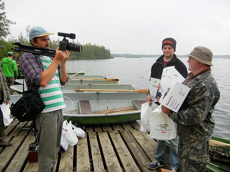 Uzvarētāji Romalds Ribuzuls (no labās) un Mārtiņš Reks (komanda “Emīlija–Talsi”) pozē kamerai. 2014. gads.