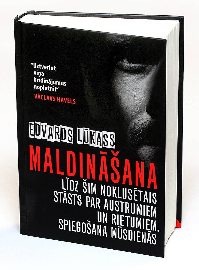 GRĀMATA. Apgāda “Zvaigzne ABC” izdotā Edvarda Lūkasa grāmata “Maldināšana. Līdz šim noklusētais stāsts par Austrumiem un Rietumiem. Spiegošana mūsdienās” ir saistoša un spriedzes pilna: patiešām aizraujoši lasīt gan par valdzinošās spiedzes Annas Čapmenas izraidīšanu no ASV 2010. gadā un ar to saistīto sensāciju plašsaziņas līdzekļos pasaulē, gan dramatisko stāstu par augsta līmeņa bijušā Igaunijas Aizsardzības ministrijas ierēdņa Hermaņa Simma (Krievijas “kurmja”) atmaskošanu 2008. gadā.