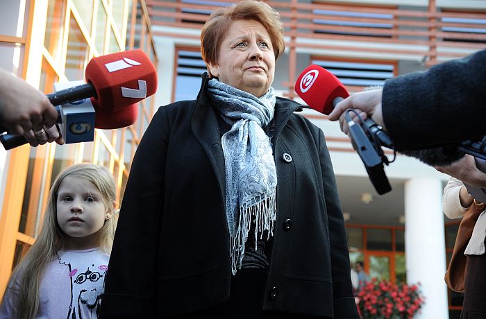 Ministru prezidente Laimdota Straujuma atbild uz žurnālistu jautājumiem pēc nobalsošanas 12. Saeimas vēlēšanās 791. vēlēšanu iecirknī Jaunmārupes pamatskolā.