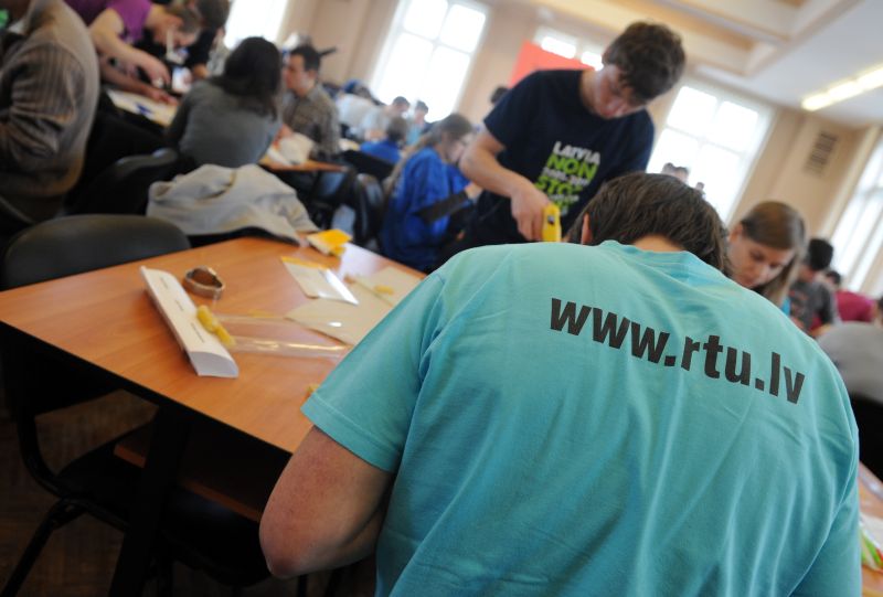 Rīgas Tehniskās universitātes studenti konstruē makaronu tiltus.