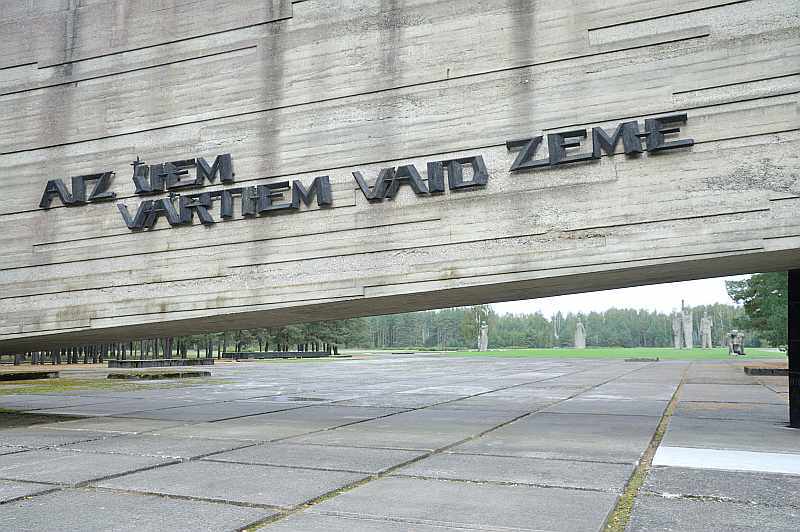 Patiesais stāsts par Salaspils nometni kopš neatkarības atgūšanas tā arī nav izstāstīts līdz galam, līdz ar to latviešu sabiedrībai pret šo vietu radusies tāda kā alerģija, ko vēl veicina dažādu falsifikāciju popularizēšana krievvalodīgajā vidē.