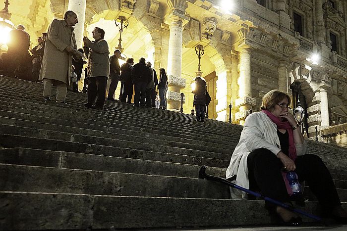 epa04495926 The families of the victims react after the Supreme Court annulled the sentence of the Swiss tycoon Stephan Schmidheiny in the Eternit trial, in Rome, Italy, 19 November 2014. Swiss Stephan Schmidheiny, the former owner of Eternit, a Swiss construction firm, was sentenced to 16 years in prison in 2013 in connection with the asbestos-poisoning deaths of hundreds of people in the 1970s and 80s. EPA/RICCARDO ANTIMIANI