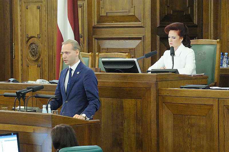 Nozvērējies deputāta “pienākumus pildīt godīgi un pēc labākās apziņas”, deputāts Junkurs 2014. gada 4. novembrī jau pēc pāris minūtēm skrēja nodot iesniegumu par mandāta nolikšanu, atbrīvojot ceļu uz Saeimu zem svītas palikušajai Solvitai Āboltiņai. Citi politiķi par to ironizēja, piemēram, Nacionālās apvienības politiķis Einārs Cilinskis ietvītoja: “Junkura mandāts varētu folklorizēties, līdzīgi kā Pirra uzvara. Kaut tu junkura mandātu dabūtu!”