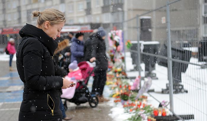 Cilvēki ierodas nolikt ziedus un iedegt svecītes Zolitūdes traģēdijas vietā, kur pirms gada lielveikalā “Maxima”, sabrūkot jumta konstrukcijām, dzīvību zaudēja 54 cilvēki, tostarp arī paši glābēji.