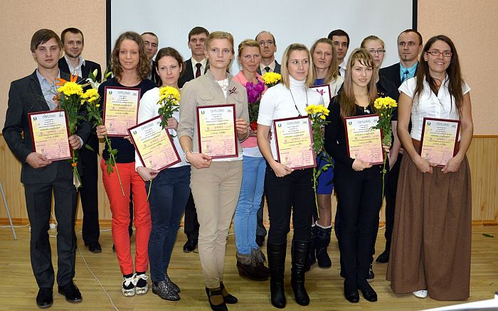 Attēlā no kreisās: Artis Kronītis (Neretas nov.), Mārtiņš Millers (Dobeles nov.), Daina Elksne (Jauniepiebalgas nov.), Valentīns Brokāns (Rēzeknes nov.), Vineta Plinta (Krāslavas nov), Silvestrs Brūvers (Līvānu nov), Madara Vancāne (Balvu nov.), Agnese Eiduka (Madonas nov.), Žanis Jesko (Rēzeknes nov.), Liene Grigalovičina (Viesītes nov.), Linda Valtere (Jegava), Paata Bakuradze (Jūrmala), Ilvija Lazdiņa (Kokneses nov.), Asnāte Sproģe (Kokneses nov.), Uldis Rašmanis (Tukuma nov.), Arta Berezovska (Jaunpiebalgas nov.).