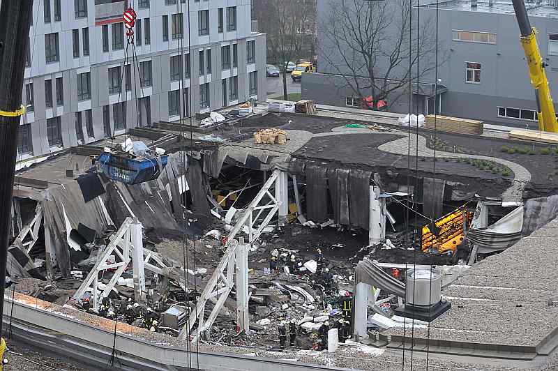 Sabrūkot jumtam veikala “Maxima” ēkai Rīgā, Zolitūdē, bojā gāja 54 cilvēki, vēl vairāki desmiti ievainoti.