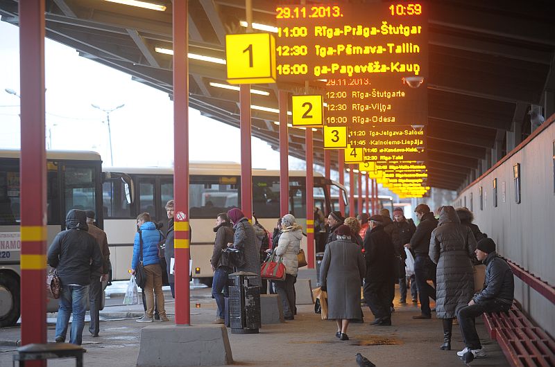 Cilvēki Rīgas Starptautiskajā autoostā.