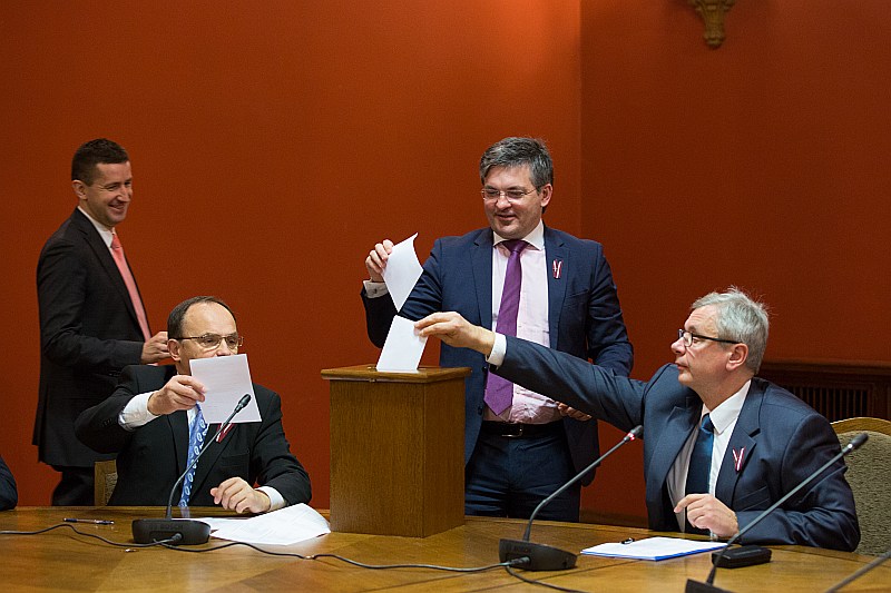 Par Saeimas Budžeta un finanšu (nodokļu) komisijas vadītāju vakar ievēlēts “Vienotības” deputāts Kārlis Šadurskis (no labās). Attēlā arī komisijas locekļi: Ints Dālderis (“V”), Igors Pimenovs (“Saskaņa”) un Vjačeslavs Dombrovskis (“V”).