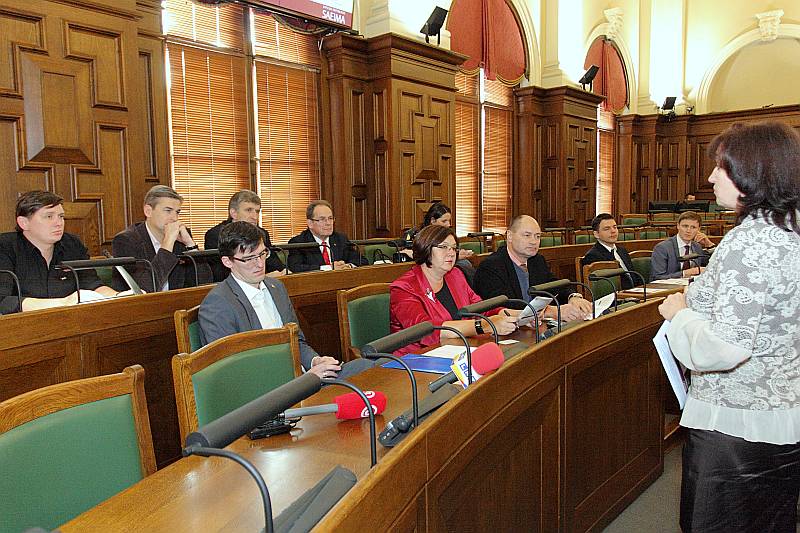 Saeimas kancelejas darbiniece ar likumdevēja darba ikdienu iepazīstina Latvijas Reģionu apvienības un Nacionālās apvienības jaunos deputātus.