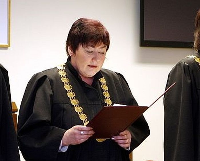 Jūrmalas tiesas tiesnese Solvita Glaudāne pasludina saīsināto spriedumu bijušā pilsētas mēra Raimonda Munkevica un kādreizējā “Jūrmalas ātrās palīdzības” valdes locekļa Normunda Pīranta kukuļdošanas krimināllietā.