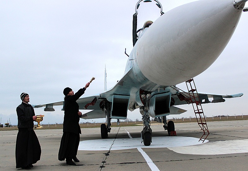 “SVĒTĪBA”. Krievijas pareizticīgās baznīcas priesteris svēta iznīcinātāju “SU-27” Belbekas lidlaukā netālu no Sevastopoles Krimas apgabalā, ko šā gada martā anektēja Krievija.