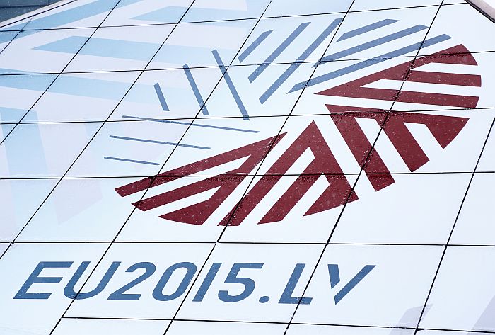 Latvijas prezidentūras Eiropas Savienības Padomē logo uz Latvijas Nacionālās bibliotēkas ēkas “Gaismas pils”