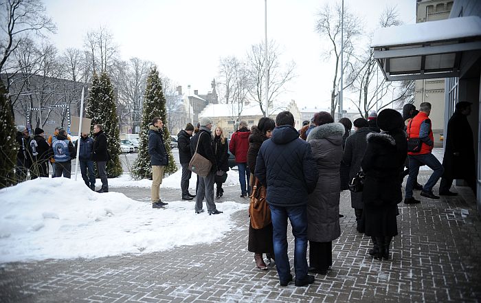 Apsūdzētā Rūtenberga atbalstītāji ierodas uz Rīgas pilsētas Centra rajona tiesas sēdi, kurā sāks izskatīt krimināllietu pret Daini Rūtenbergu, kurš apsūdzēts par Krievijas karoga sabojāšanu pērn Rīgā notikušajā Latvijas Krievu savienības organizētajā piketā “Krimas atbalstam”.
