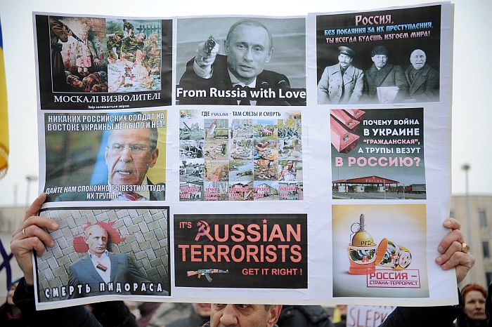 Plakāts piketā pret Krievijas agresiju Ukrainā saistībā ar notikušo apšaudi Mariupolē.