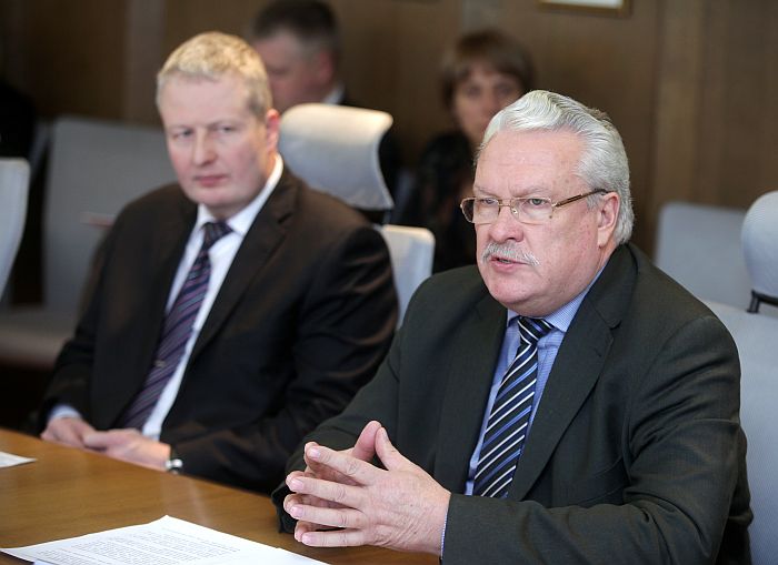 Nodibinājuma “Fonds Latvijas lauksaimniecības attīstībai” valdes priekšsēdētājs Rihards Krastiņš (no kreisās) un zemkopības ministrs Jānis Dūklavs piedalās preses konferencē, kurā informē par Latvijas kā partnervalsts dalību gaidāmajā starptautiskajā lauksaimniecības, dārzkopības un pārtikas industrijas izstādē “Zaļā nedēļa” (“Internationale Grüne Woche Berlin”) Berlīnē.