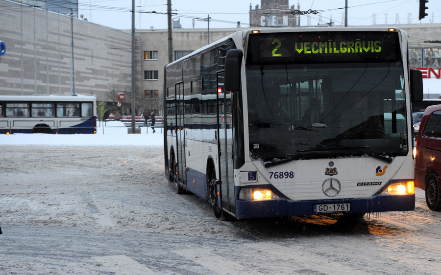 SIA “Rīgas satiksme” maršruta autobusi.