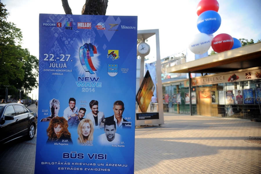 Konkursa “Jaunais vilnis 2014” plakāts pie Dzintaru koncertzāles.