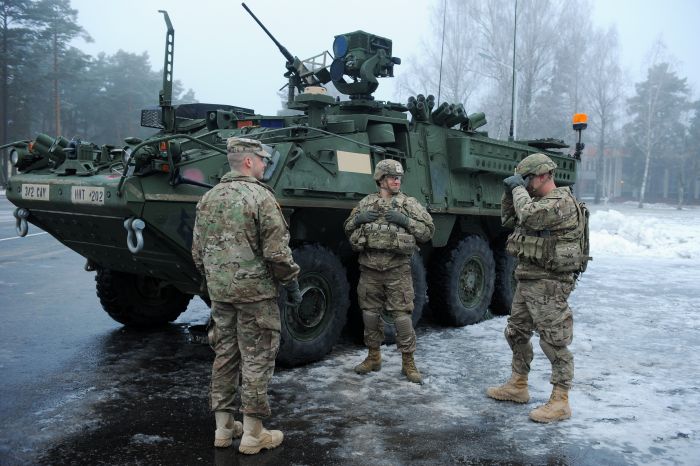 ASV Armijas 2.kavalērijas pulka karavīri, kuri operācijas “Atlantic Resolve” laikā ir ieradušies Latvijā, pie bruņutransportiera Ādažu bāzē. 2015.gada janvāris