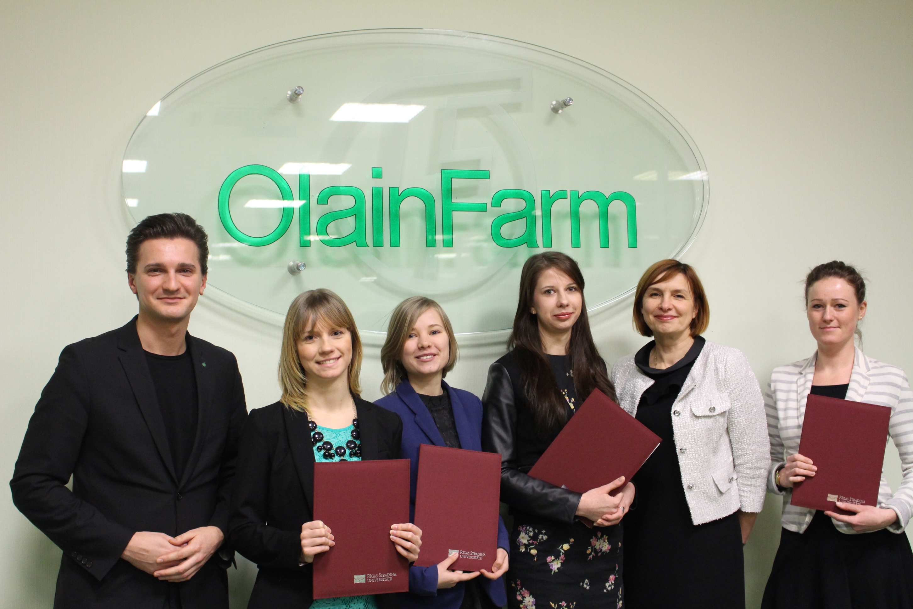 2014./2015. akadēmiskā studiju gada AS “Olainfarm” Izcilības stipendijas stipendiāti. No kreisās: Elvins Bergs (“Olainfarm” Personāla daļas vadītājs), Baiba Ledaine, Aija Urķe, Laura Saldovere, Jeļena Borcova (“Olainfarm” valdes locekle, RSU absolvente) un Ieva Rogāle