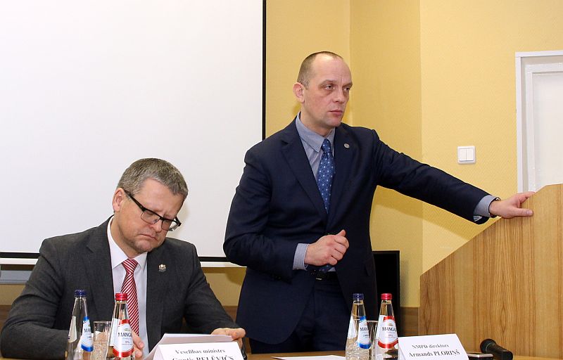 Veselības ministrs Guntis Belēvičs (no kreisās) un Neatliekamās medicīniskās palīdzības dienesta vadītājs Armands Ploriņš tikšanās laikā ar Neatliekamās medicīniskās palīdzības dienesta arodorganizācijām.