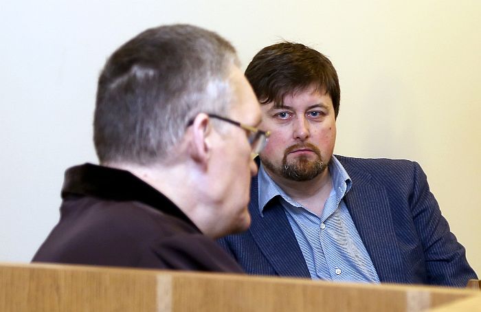 Zvērināts advokāts Uģis Grūbe (no kreisās) un apsūdzētais Māris Dzenītis Rīgas pilsētas Centra rajona tiesā, kur izskata krimināllietu par mēģinājumu iegūt svešu mantu krāpnieciskā ceļā pēc iepriekšējas vienošanās un lielā apmērā.