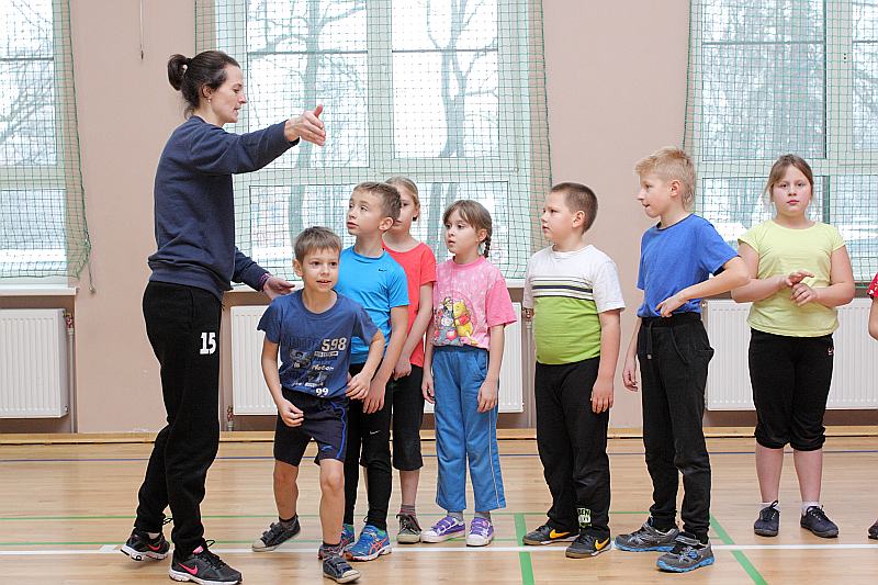 Sporta skolotāja Antra Šverna ir gandarīta, ka var vadīt stundas, kas patīk skolēniem.