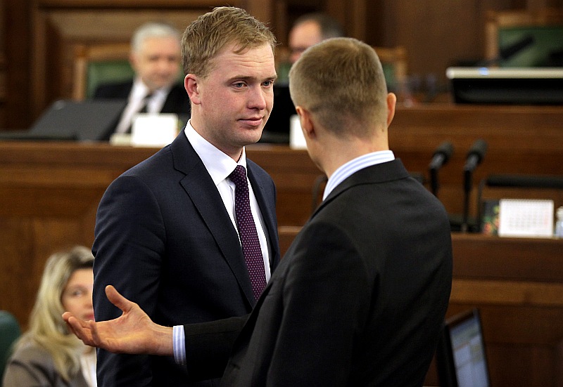 Vecie kontakti noder. Bijušais deputāts Viktors Valainis 12. Saeimas vēlēšanās “Vienotības” sarakstā palika zem svītras, bet joprojām sastopams parlamentā. Tiesa – ne vairs kā likumdevējs, bet gan kā lobētājs, kurš mēģina savus bijušos kolēģus padarīt labvēlīgākus pret nekustamo īpašumu nozari.