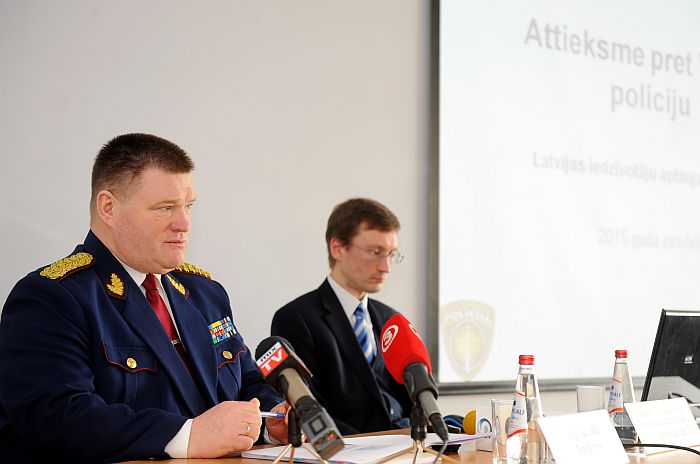 Valsts policija priekšnieks Ints Ķuzis (no kreisās) un tirgus un sabiedriskās domas pētījumu centra SKDS direktors Arnis Kaktiņš prezentē pētījuma “Attieksme pret Valsts policiju” rezultātus.