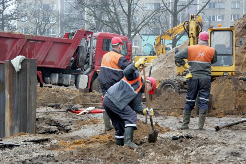 Celtnieki Dienvidu tilta būvlaukumā.