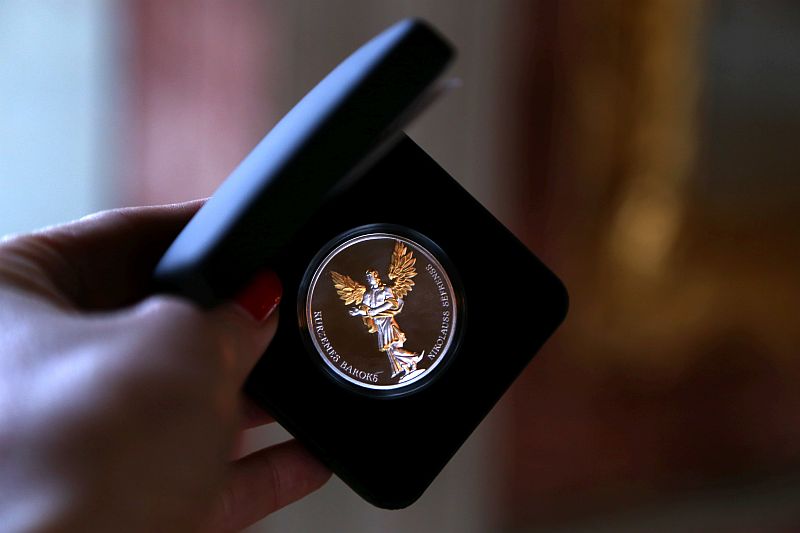 Kurzemes barokam veltītā Latvijas Bankas kolekcijas sudraba piecu eiro monēta “Kurzemes baroks”.