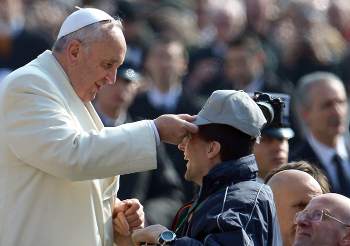 Romas pāvests Francisks teicis, ka, viņaprāt, par reliģiju drīkst jokot, taču tam esot robežas un aizvainošana neesot pieļaujama.