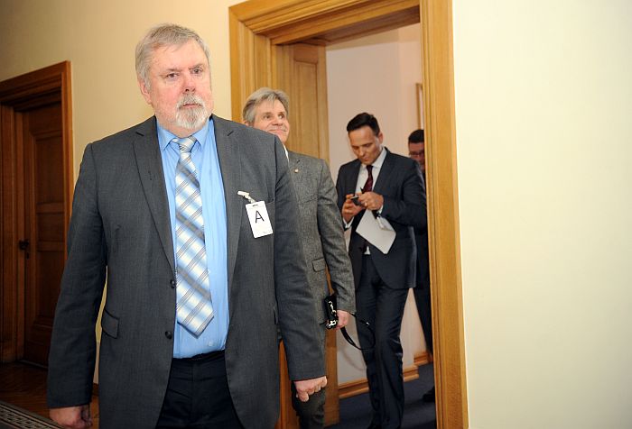 VDK izpētes komisija, priekšplānā tās priekšsēdētājs Kārlis Kangeris.