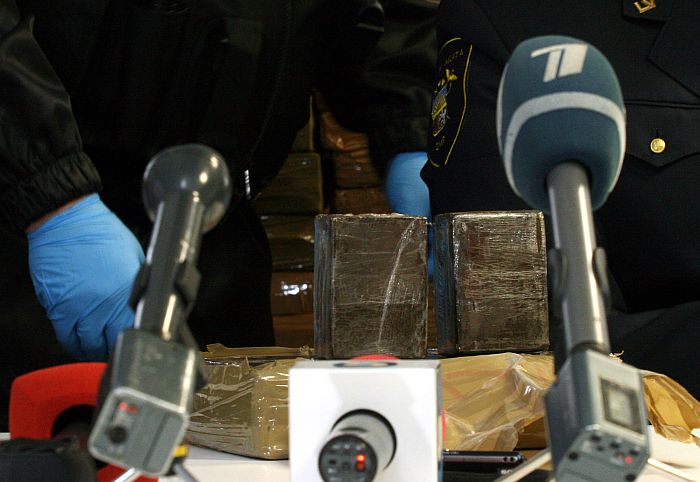 Valsts ieņēmumu dienesta rīkotais mediju brīfings, kurā informē par vienu no Latvijas vēsturē lielākajiem narkotiku kontrabandas aizturēšanas gadījumiem, kurā izņemti 1115 kilogrami hašiša aptuveni 8-12 miljonu eiro vērtībā.
