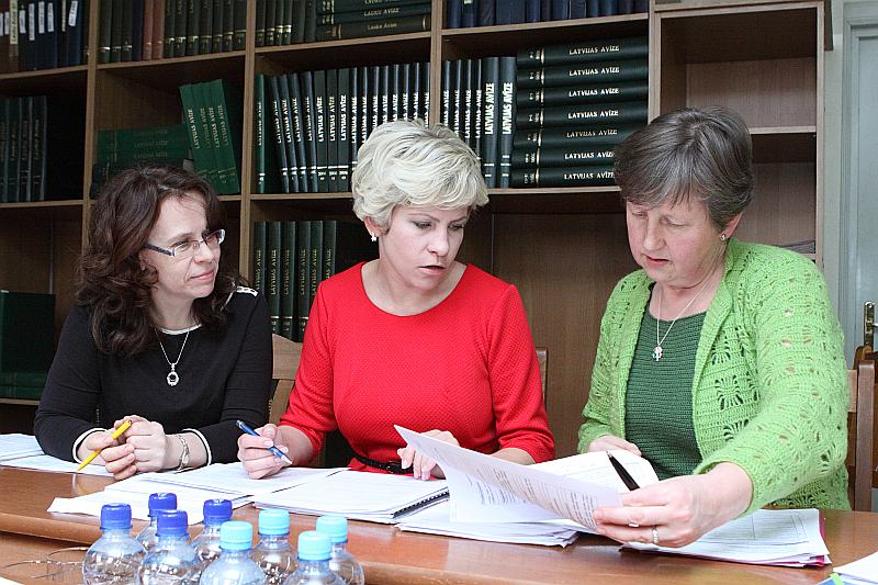 Projektus vērtēja Līga Liepa no “Latvijas Avīzes” (no kreisās), RBLF projektu vadītāja Laura Smilga un ilggadējā Latvijas mazpulku vadītāja, Saldus novada priekšsēdētājas vietniece attīstības sadarbības jautājumos Ilze Kļava.
