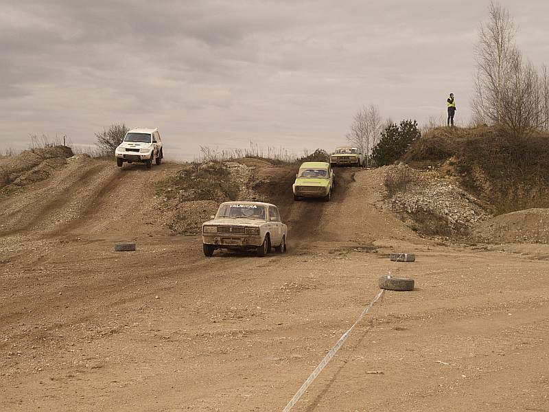 Dažviet 2WD un 4WD automobiļu trases gāja paralēli, un tad varēja uzskatāmi redzēt, ka šādos apstākļos ātrākie ir speciāli sagatavoti apvidus automobiļi.