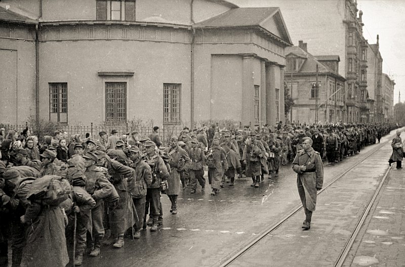 Latvijas Kara muzejā sarīkota izstāde “Diena, kad vīri raudāja”, kur dažādas fotogrāfijas un citi dokumenti vēsta par kara beigu periodu Vācijā un Latvijā (Kurzemē).