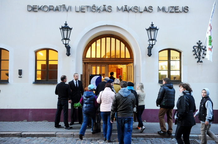 Cilvēku rinda pie Dekoratīvās mākslas un dizaina muzeja Muzeju nakts laikā.