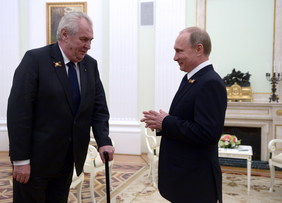 Čehijas prezidents Milošs Zemans (no kreisās) un Krievijas prezidents Vladimirs Putins.