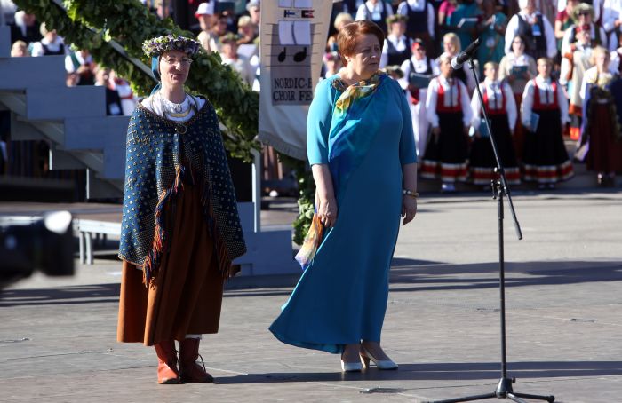 Kultūras ministre Dace Melbārde (no kreisās) un Ministru prezidente Laimdota Straujuma VIII Ziemeļu un Baltijas valstu Dziesmu svētku noslēguma koncertā Mežaparka Lielajā estrādē.
