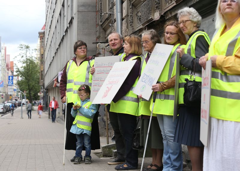 Rīgas centrā notiek pilsētas vājredzīgo un neredzīgo biedrības “Redzi mani” gājiens par godu nedzirdīgas un neredzīgas amerikāņu rakstnieces un sabiedriskās darbinieces Helēnas Kelleres Nedzirdīgi-neredzīgo nedēļai.